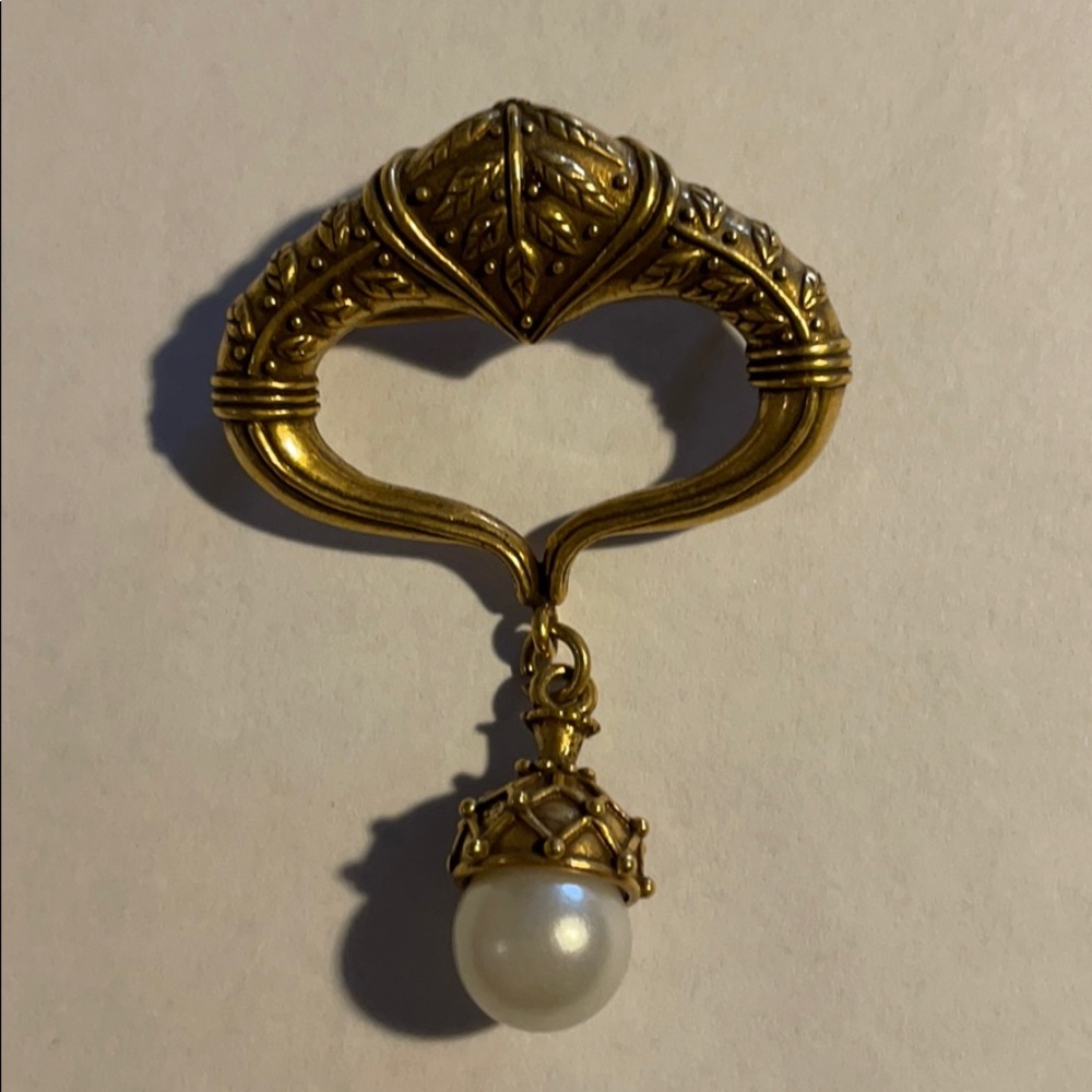 Vintage goldtone pin with pearl drop